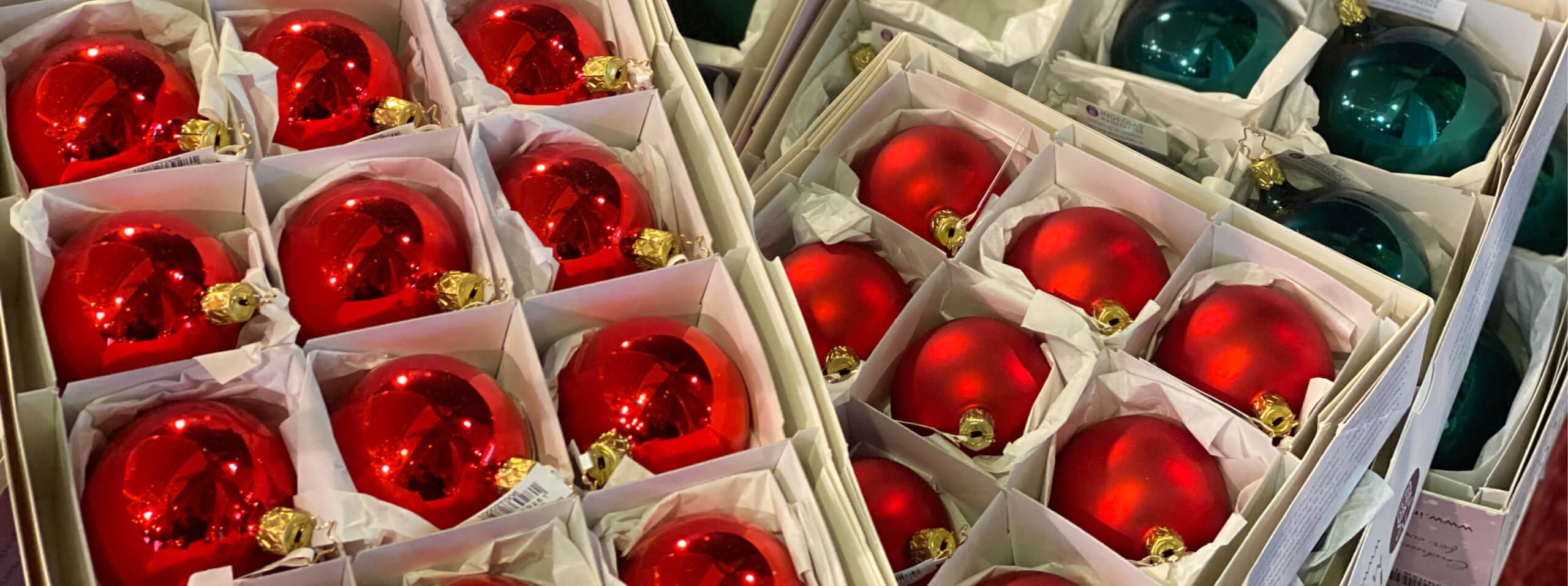 Aufbewahrung des Weihnachtsschmucks in Kisten