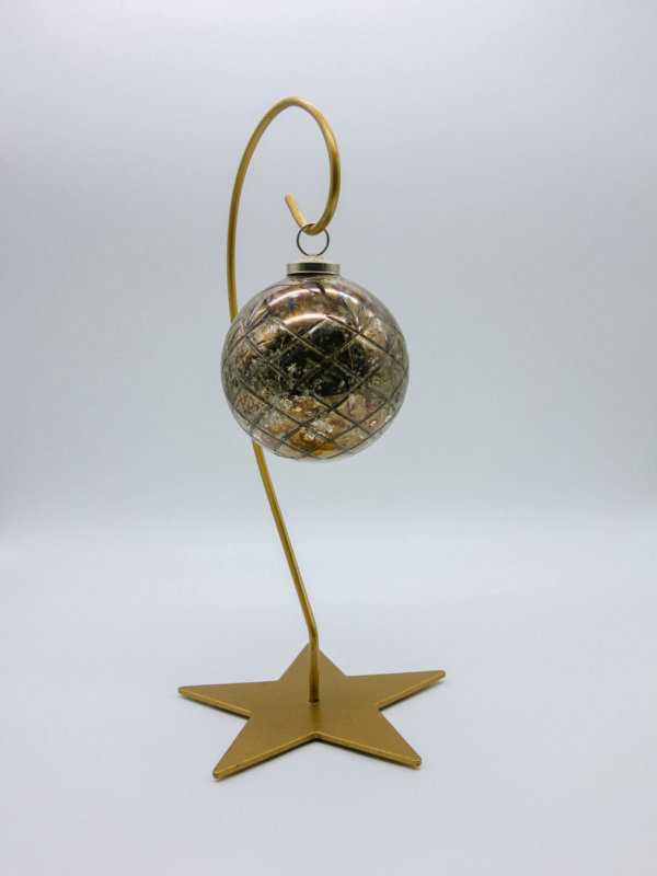 Kugel in Bronze mit geschliffenen Ornamenten an einem Ständer aufgehängt