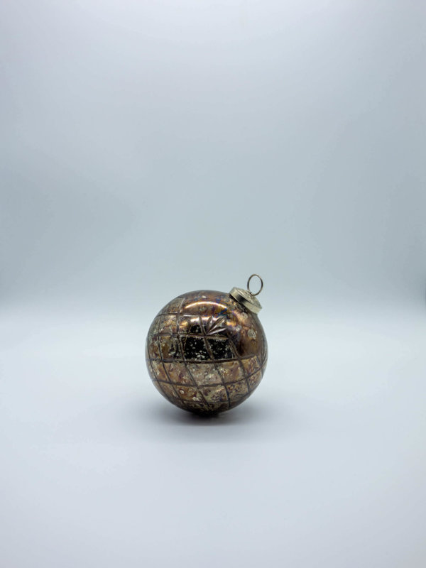 Kugel in Bronze mit geschliffenen Ornamenten