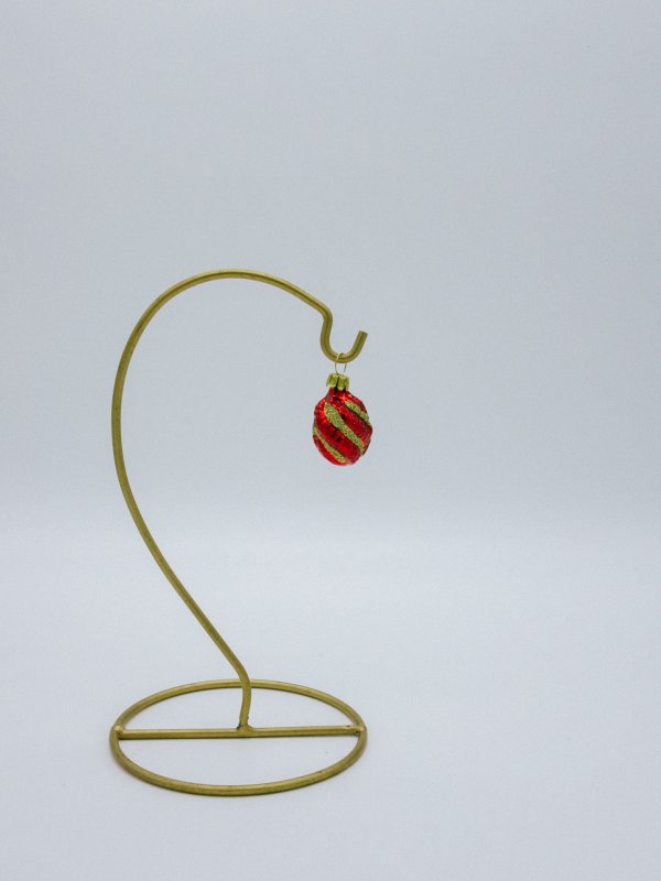 gedrehte Formkugel aus dem Mini Christbaumornamente Set in Rot aufgehängt