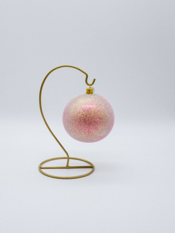 Glimmer Christbaumkugel in Pink mit 10 cm aufgehängt