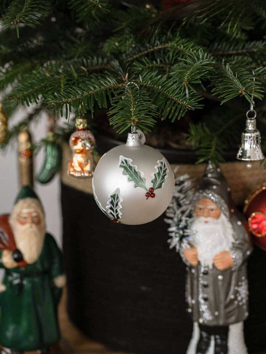 Ilex Christbaumkugel an Weihnachtsbaum dekoriert